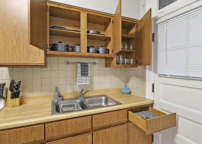 Apartment 1br Contemporary With Laundry Facility - Lockwood 1 & 2 *