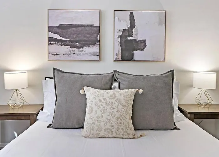 1br Contemporary With Laundry Facility - Lockwood 1 & 2