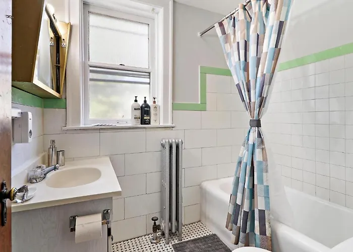1br Contemporary With Laundry Facility - Lockwood 1 & 2 Apartment Chicago